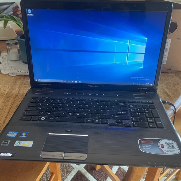 Toshiba Black Laptop with Windows working well but it’s old